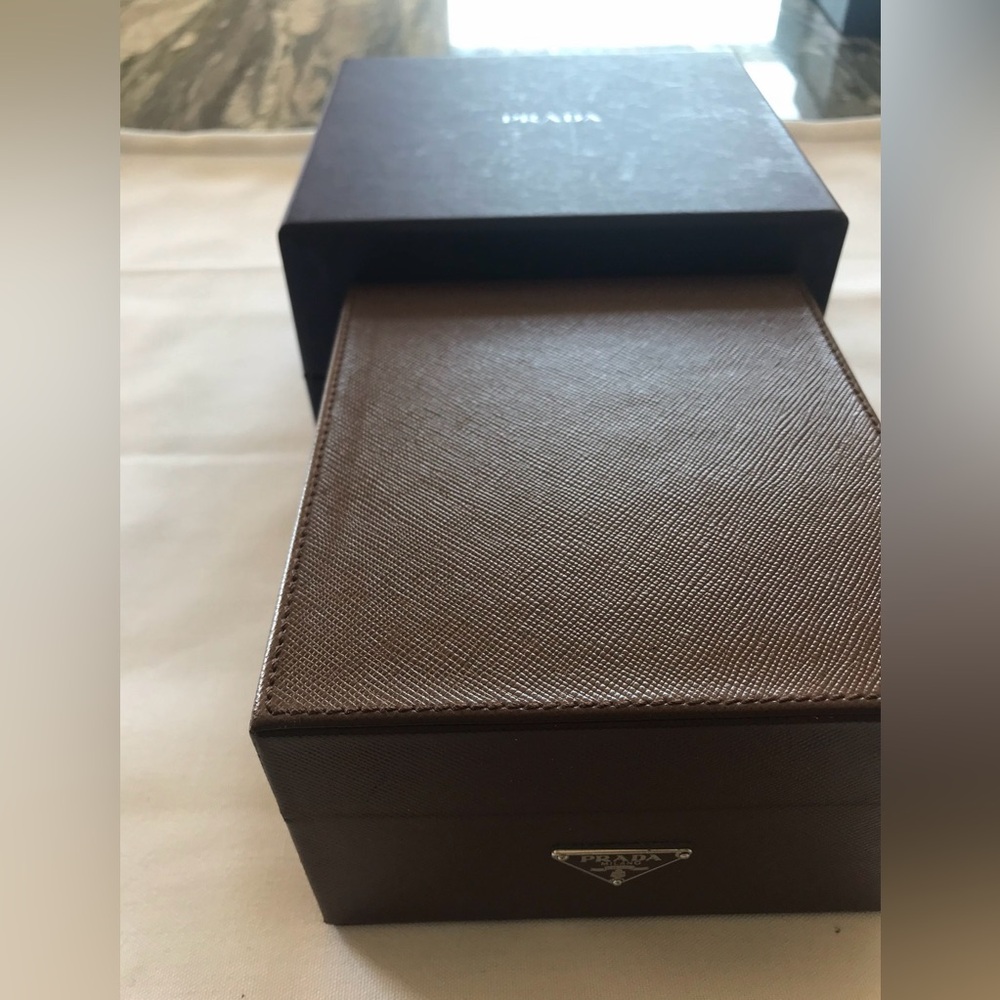 Collectors.Original PRADA brown watch box with metal "PRADA"emblem 4.5”/5”&cards - Picture 6 of 12